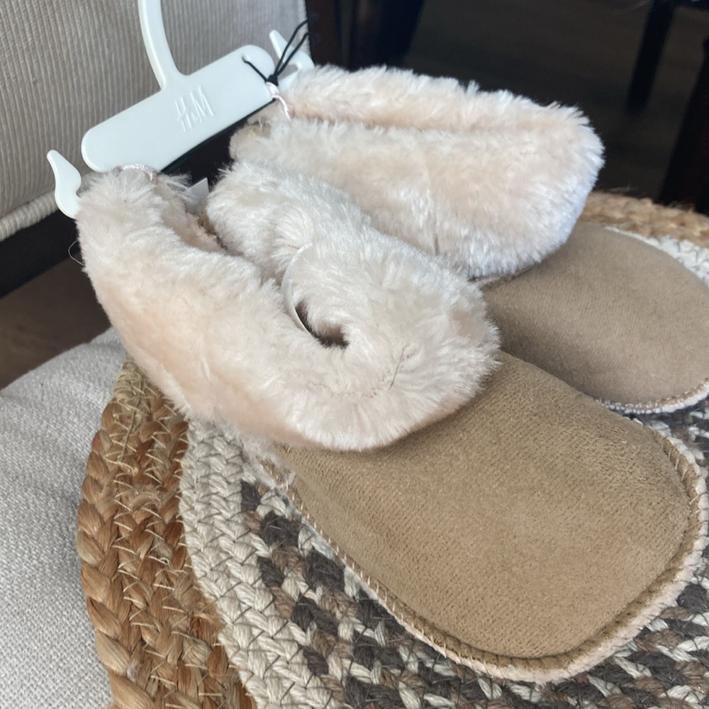 Toddler moccasins slippers boots.NWT SIZE 6